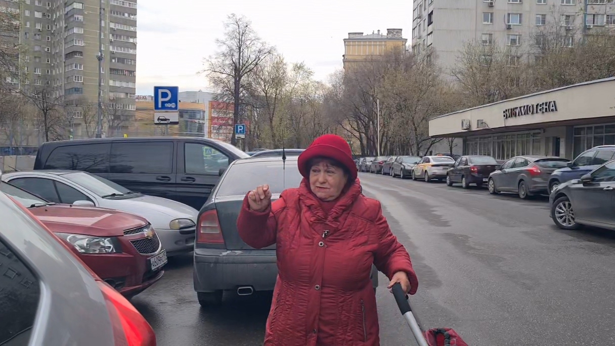 Река обвалила дорогу, как проехать? Покормили собачек. Всё хана, колесо лопнуло - подумали мы. и т.д