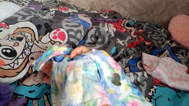 показываю все вещи Лили.