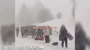 В Томской области пассажирский автобус перевернулся на скользкой дороге.