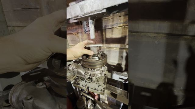 Исузу форвард ремонт помпы 6HH1-6HE1 часть2