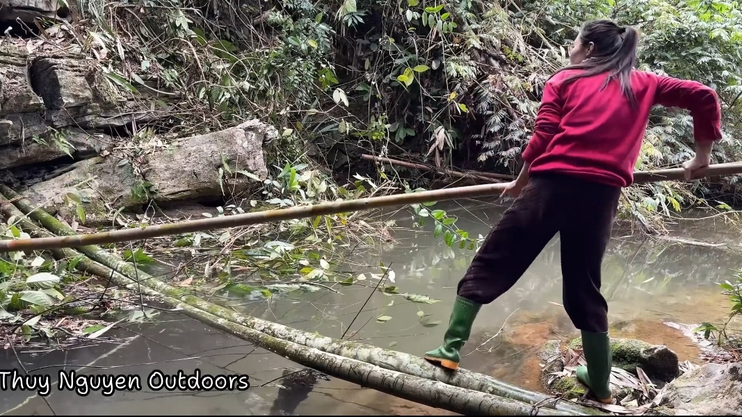 Девушка строит убежище для выживания.