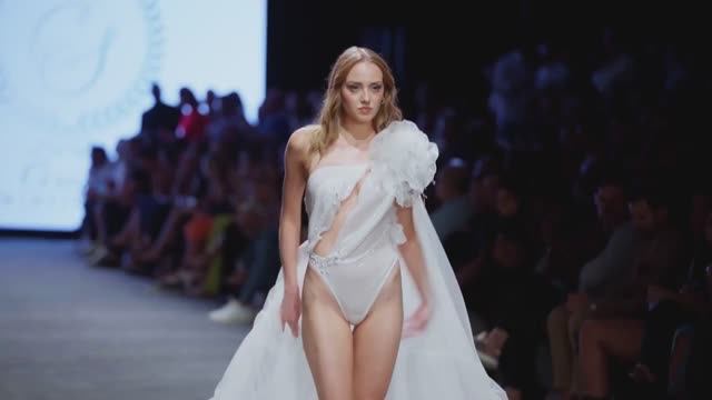 Модели на подиуме 180