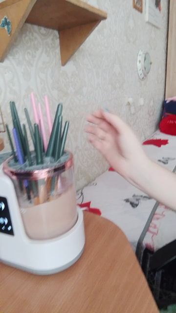 В принципе аппарат очищает кисти