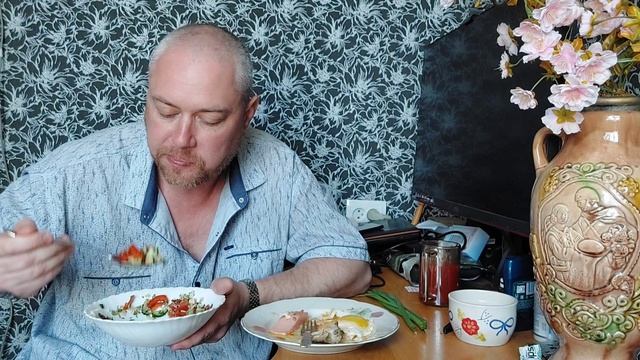 Мукбанг. Яйца жареные с салатом, курицей и колбасой. Море.