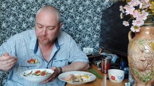 Мукбанг. Яйца жареные с салатом, курицей и колбасой. Море.