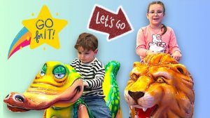 Алиса катается на жирафах ,машинках и каруселях!