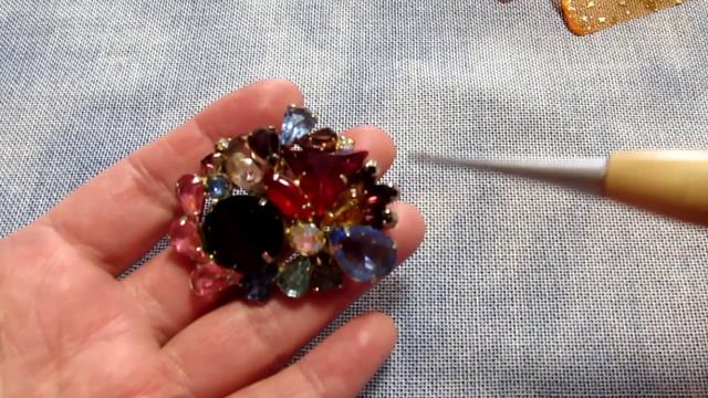 193. Распаковка. Броши. Маркированные.