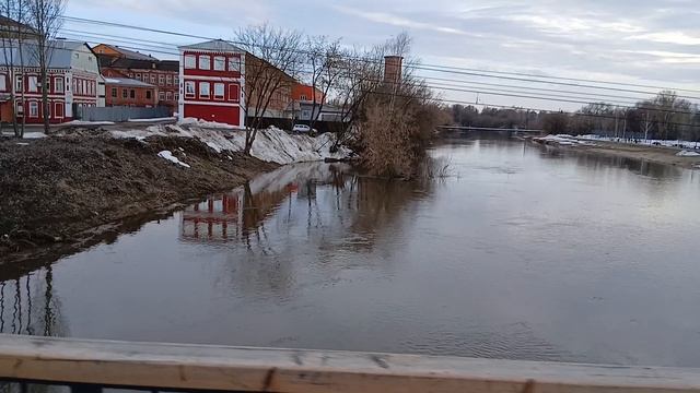 Идем по мосту через реку Клязьма после прогулки с семьей в парке Меленки