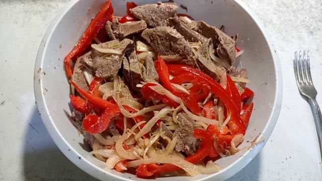 Рулет из тёртой свежей картошки с мясом и салат из печени с болгарским перцем и луком.