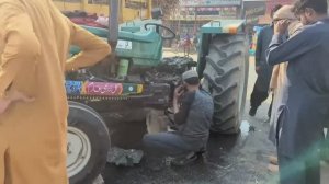 Пакистанскому трактору плохо, его нужно отремонтировать и дальше везти хворост