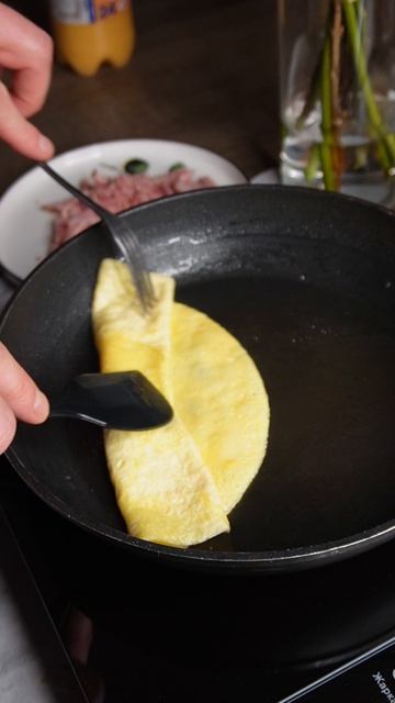 Яичный рулет с сыром и ветчиной