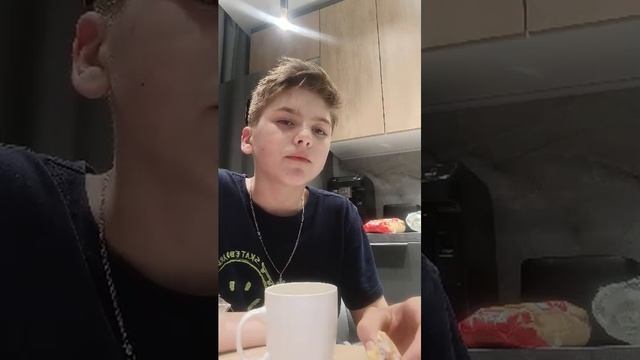 ем пряники с молоком.