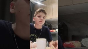 ем пряники с молоком.