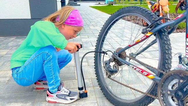 СОФУНЬЯ ШАЛУНЬЯ - СОФИЯ ХОЧЕТ БОЛЬШОЙ ВЕЛОСИПЕД.