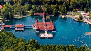 Венгрия: озеро Хевиз и замок Фештетичей.