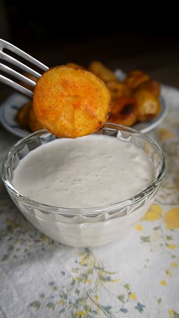 Идеальный соус блю-чиз к печеному картофелю