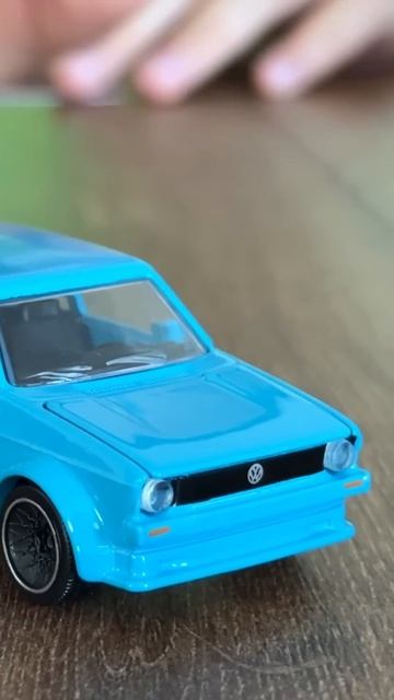 @Mark-Production демонстрирует распаковку нового автомобиля Volkswagen. смотреть онлайн