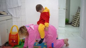 106 Ребенок проголадался ест бананы и бросает кожуру под ного мама падает