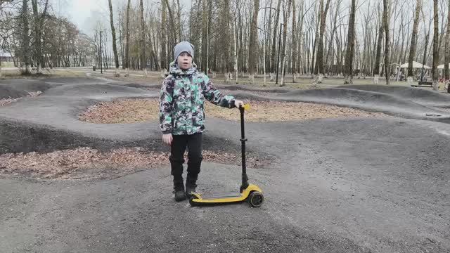 Костя и Ксюша катаются на самокатах. Ксю_Костя.ру