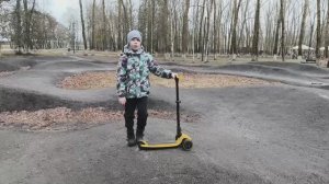 Костя и Ксюша катаются на самокатах. Ксю_Костя.ру