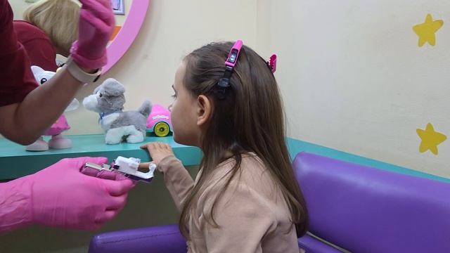 Прокололи ушки ребёнку.mp4