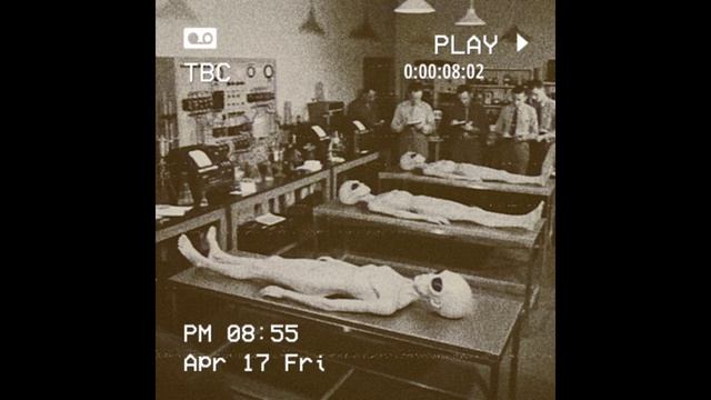 Учёные осматривают пришельцев, которые находились в потерпевшем крушение НЛО близ города Розуэлл