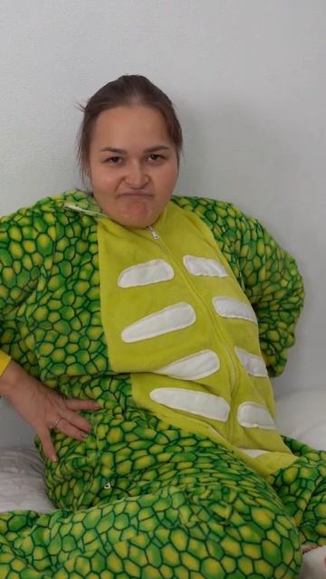 3 Ребенок залил полы краской и мама моет полы