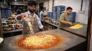 На оживленной яичной кухне  Гигантские блюда из яиц Тава готовятся в режиме нон-стоп в Индии