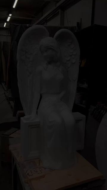 Ангел с букетом. Мрамор