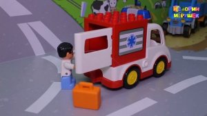 Видео для детей - Машинки в ЛЕГО у видео для детей с игрушками - Скорая помощь помогает лошадке.