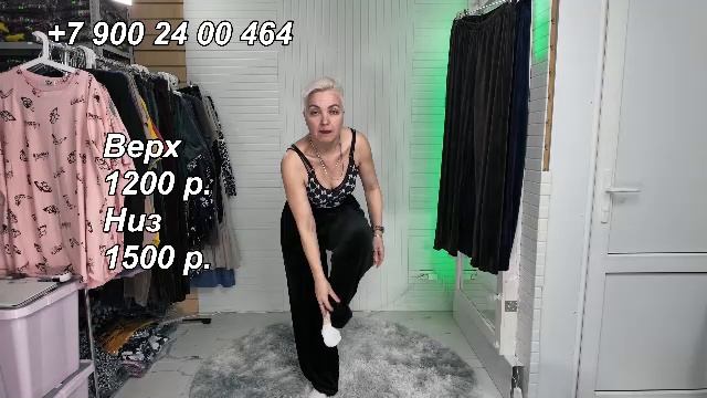 Женская одежда в разных размерах: Обзор брючных костюмов и футболок