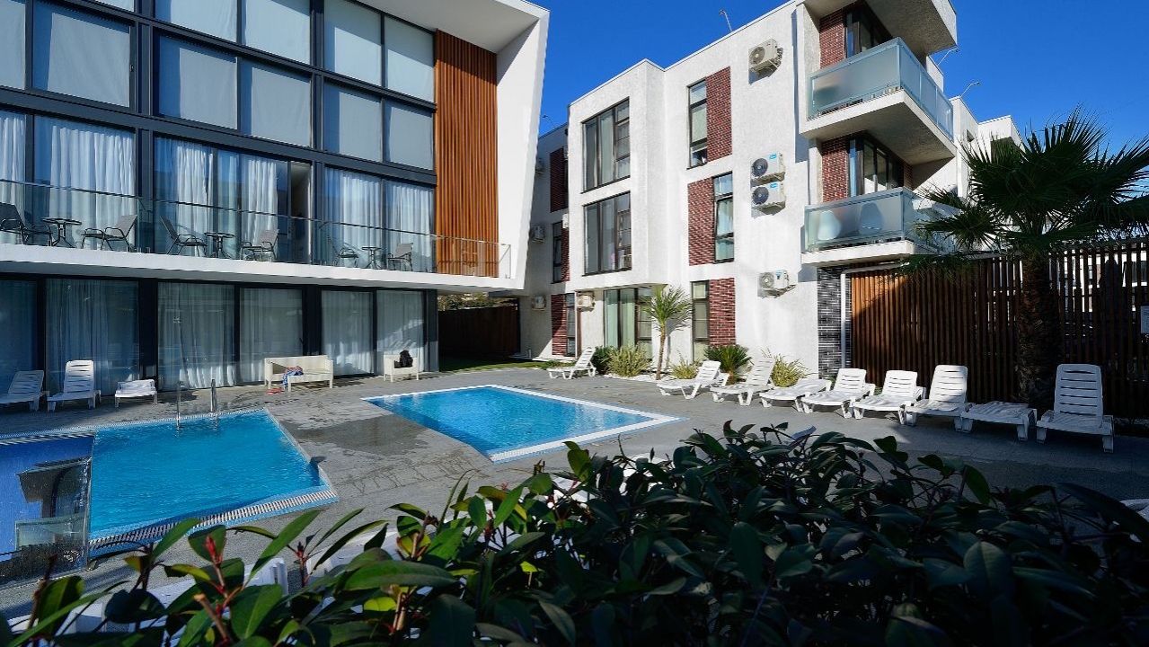 Квартира в Сочи с мебелью и техникой: ЖК Green Palace, два бассейна рядом.