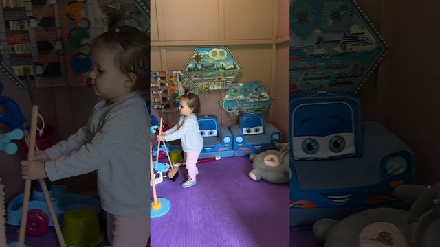 Николь на детской площадке.