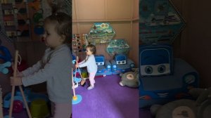 Николь на детской площадке.