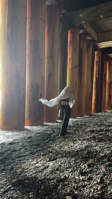 Колонны имеретинского порта на пляже #Сочифорния 🛳🏛🌊