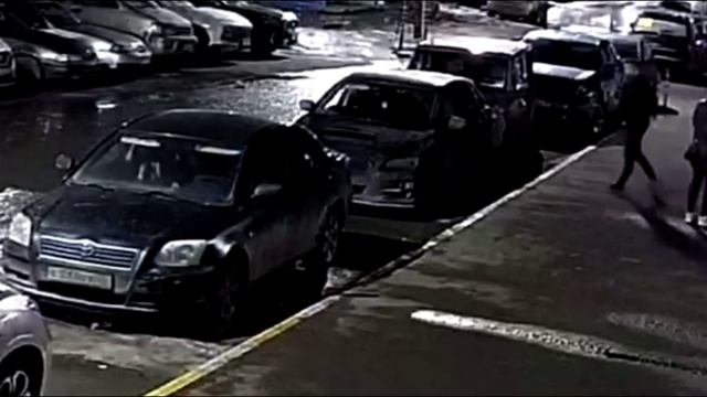 Видеокамера сняла как нарушитель в Омске пинает авто