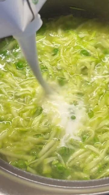 Рецепт летнего супа из шпината, горошка и кабачка. Подробный рецепт в закрепленном комментарии
