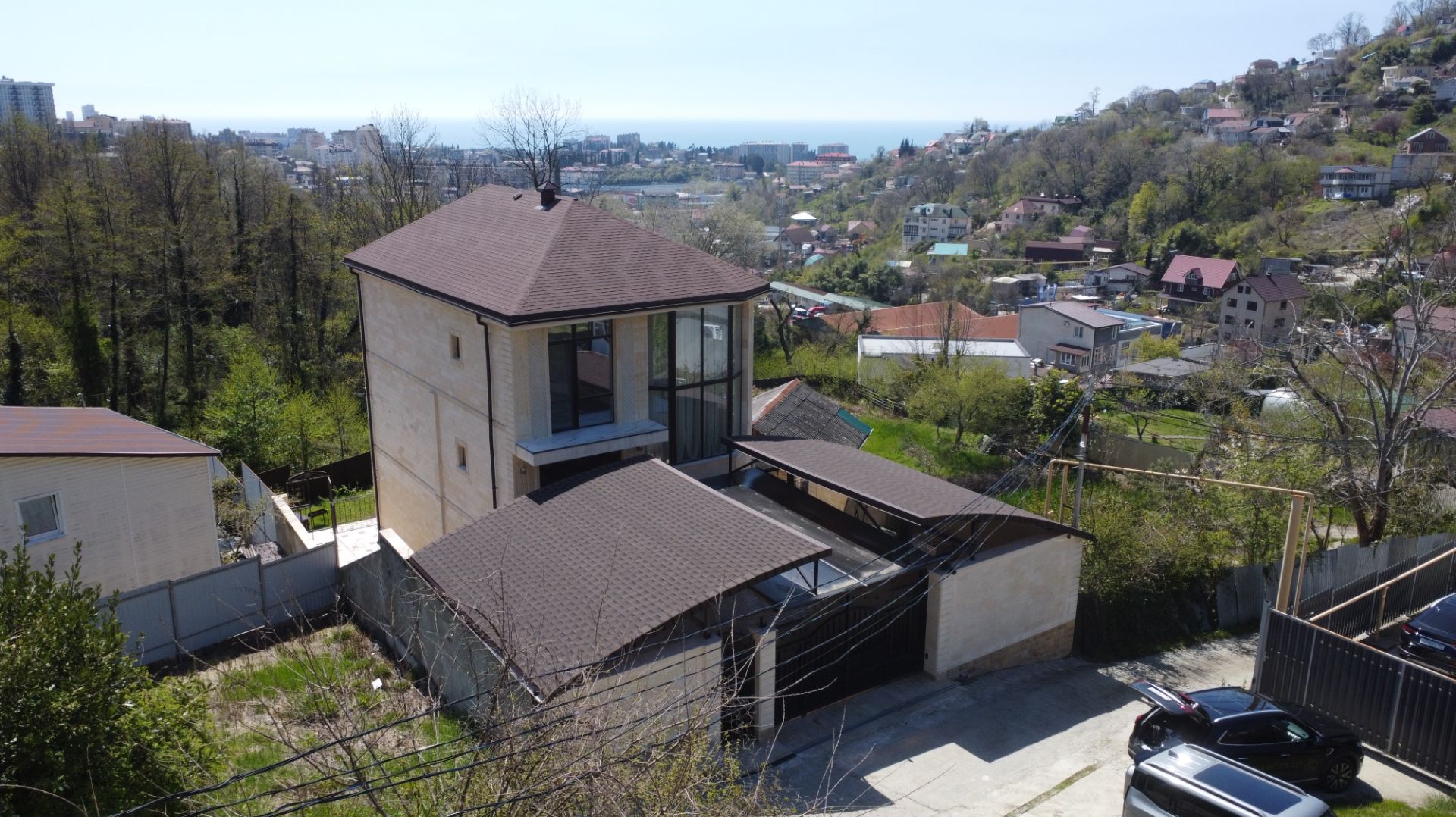 Дом в Сочи с видом на море: 250 м² + цоколь, участок 7 соток, дагестанский камень — 60 млн руб.