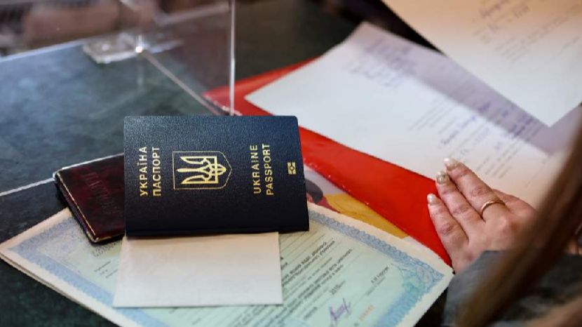 Каждый шестой житель Украины хотел бы покинуть страну