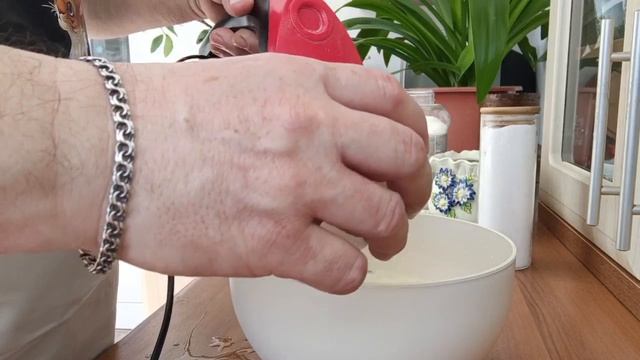 Готовим Мешалку Берём 2 желтка 4 яйца Взбиваем 30/30 сек Сахар 230 гр  частями Соль Ваниль Куркума