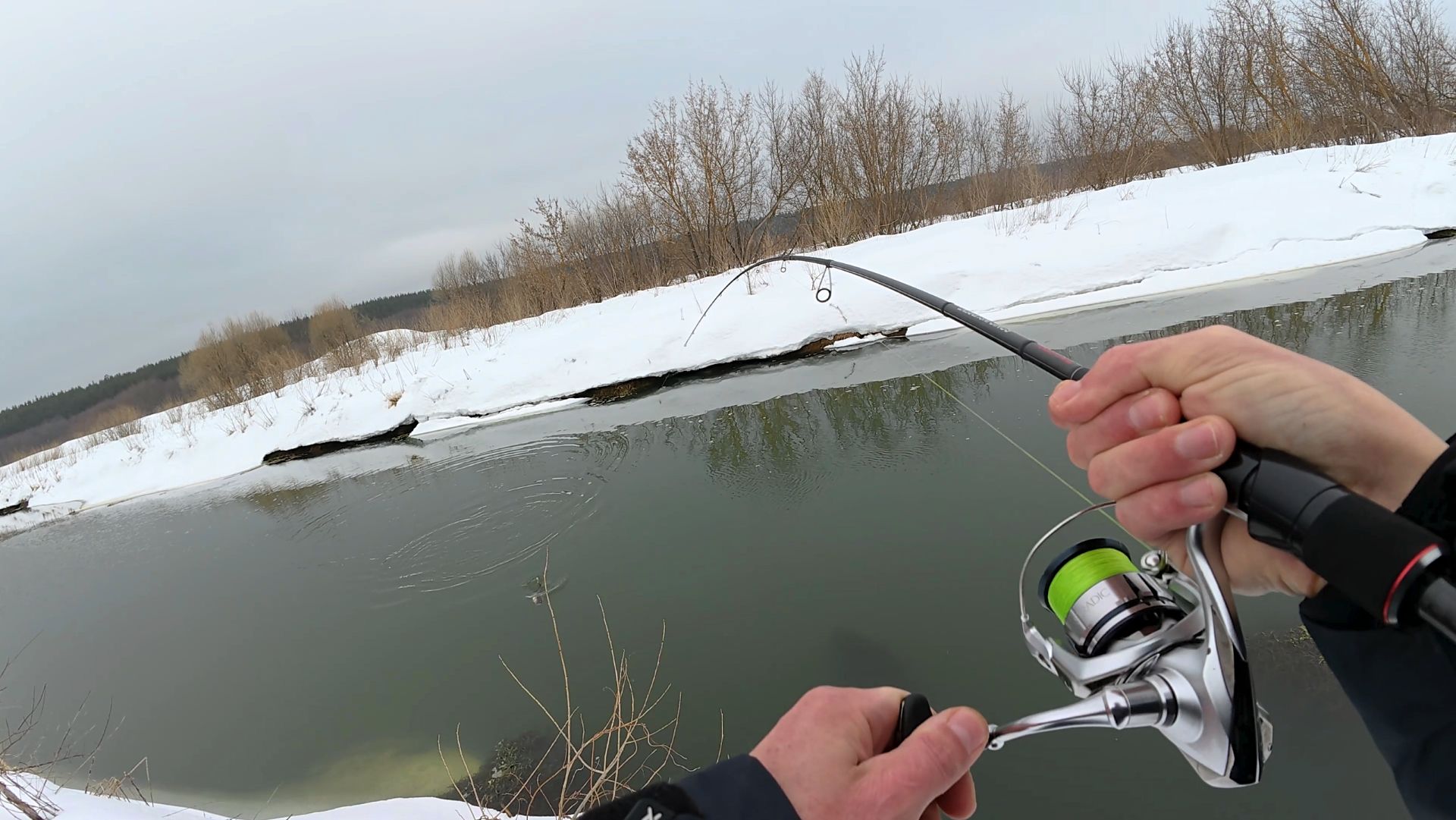ДА сколько здесь РЫБЫ в этой ледяной РЕЧКЕ! Рыбалка весной на спиннинг.