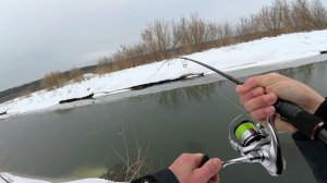 ДА сколько здесь РЫБЫ в этой ледяной РЕЧКЕ! Рыбалка весной на спиннинг.