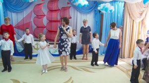 Совместное выступление детей и родителей.Трогательный номер на выпускном в детском саду.