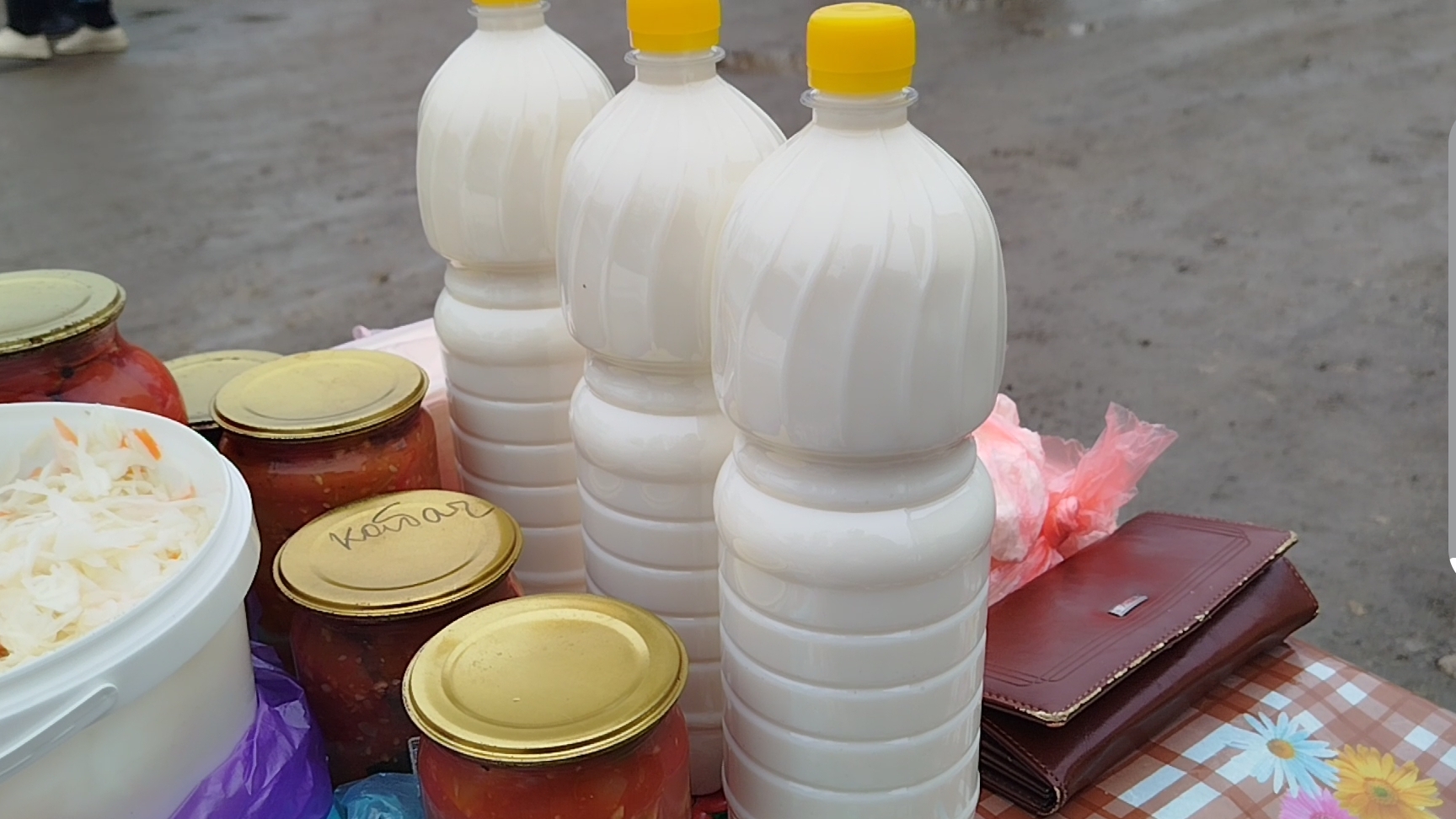 Базар. Приезжали покупатели. Холодно.