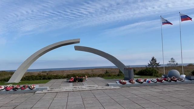 На Дороге жизни у памятника вечного огня