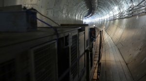 РУЧНАЯ РАБОТА: СТРОИТЕЛИ НАЧАЛИ ТРУДИТЬСЯ В СТАРОМ ТОННЕЛЕ МЕТРО
