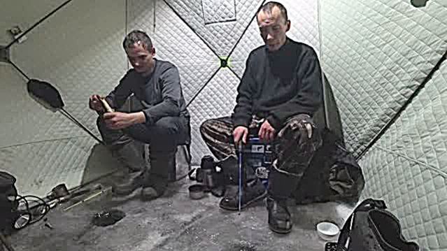 РЫБАЛКА НА НАЛИМА ЗИМОЙ НА СТУК И НА ЖЕРЛИЦЫ НА РЕКЕ. смотреть онлайн