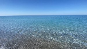 Штиль на море. Вода прозрачная, прогулка вдоль берега