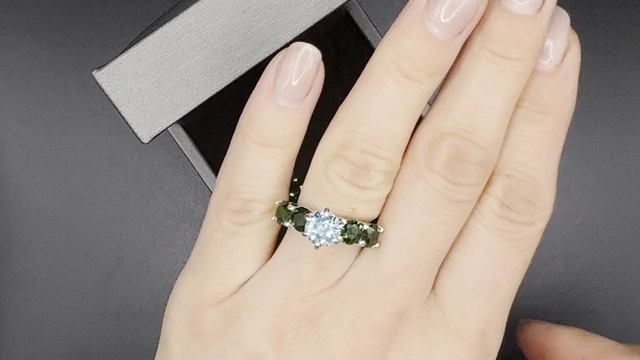 ХХХ279 Набор колец с хромдиопсидом и топазом р. 16.5