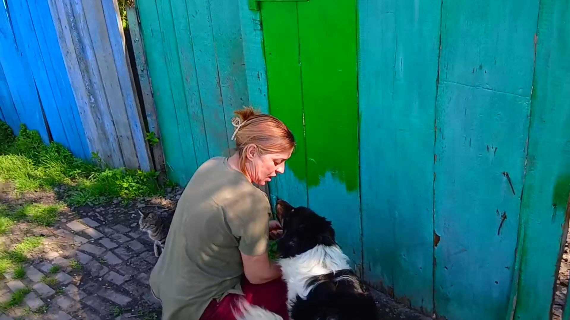 Освежаю Деревенский ЗАБОР Не Могу ОСТАНОВИТЬСЯ, Аж В Стороны Кидает.